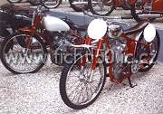 Jawa 250 z roku 1939 a Jawa 250 DIN z roku 1942(fotko z výstavy v NTM Praze 1999 k 70.letm Jawy)